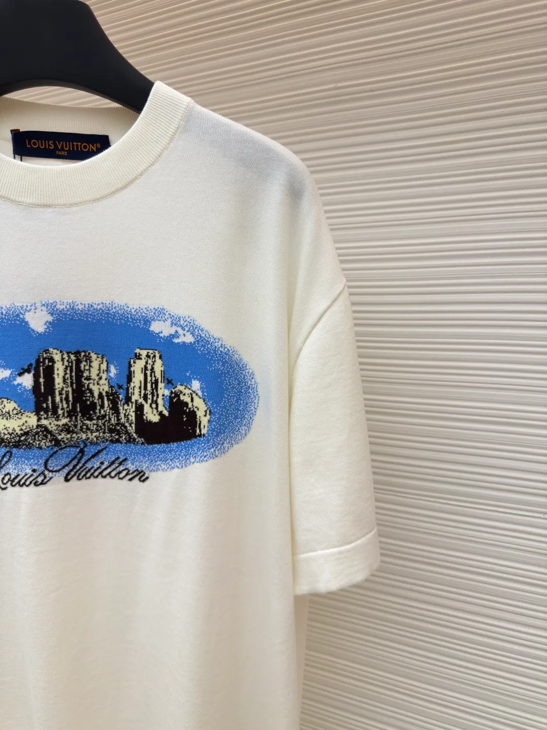 LOUIS VUITTON Kojima jacquard woolen T-shirt ●Authentic product: 10700 purchased and developed ●Item number: 1680272-A65 ●Fabric: combed cotton fabric ●Technology: jacquard production ●Version: fitted version ●Weight: about 240 grams ●Size: XS-S-M-L ●Description: Knitted using an ultra-fine 16-needle computerized flat knitting machine. The patterns are drawn manually by experienced painters. Each stitch is highlighted in detail. Each stitch is exactly the same as the original. The width and height of the pattern are 98%. The wool is dyed and dyed using 101/2 fully combed cotton. The color is 99% similar to ordinary cotton in the market. Comparing the yarn version, our 101/2 count fully combed cotton has a more delicate texture, and the fiber of the raw material reaches 25-35 mm, which makes the woven fabric more delicate, and the clothes are not easy to wrinkle, and the anti-pilling can reach level 4-5; on the contrary, clothes made of ordinary cotton yarn are easy to wrinkle, and will have wrinkles after being worn once, and will pill after being used a few times. The overall wiring is straight and delicate, the fabric is comfortable and soft, and the color is consistent without color difference. It can be matched with the same style to create a fashionable look and control various occasions. Customized accessories, complete with three standards, same style for men and women!